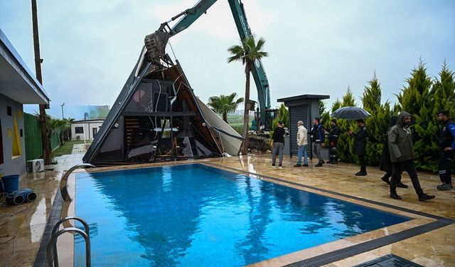 Adana'da göl kıyısındaki kaçak yapıların yıkımı devam ediyor