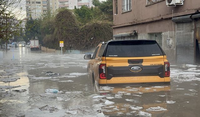 Adana'da sağanak ve dolu hayatı olumsuz etkiledi
