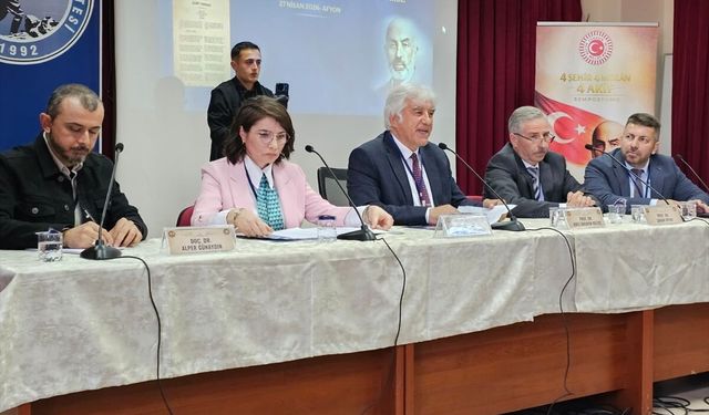 Afyonkarahisar'da 'Mehmet Akif Ersoy'da Azimet ve Büyük Taarruz' paneli düzenlendi