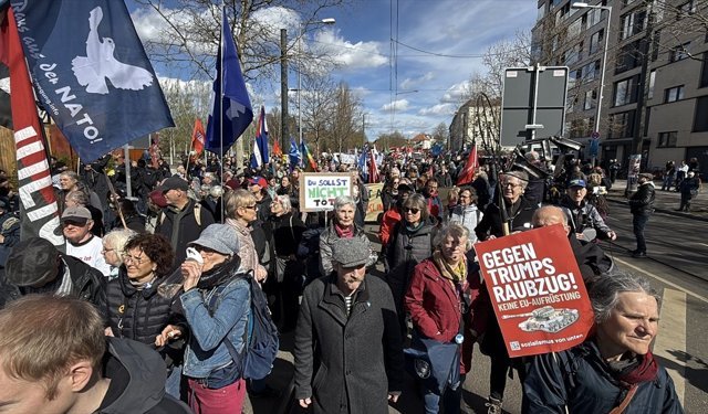 Almanya'da barış ve silahsızlanma için düzenlenen Paskalya Yürüyüşleri'ne binlerce kişi katıldı