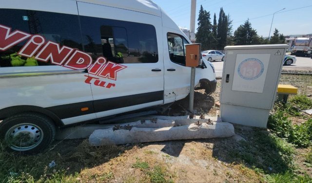 Amasya'da minibüsün otobüs durağını teğet geçtiği kaza kamerada