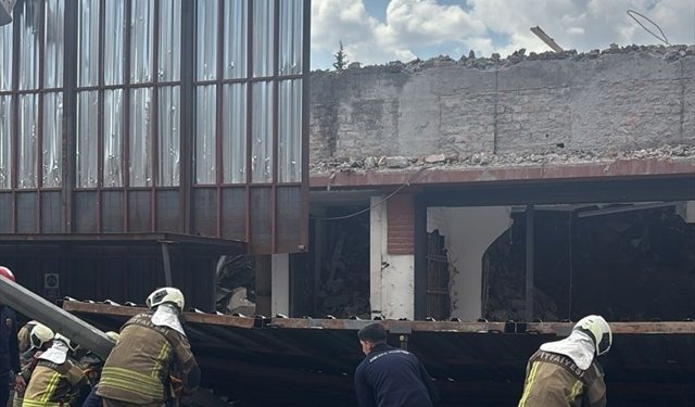 Ankara'da yıkım çalışması yapılan dört katlı binanın platformu çöktü