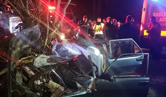 Antalya'da ağaca çarpan otomobildeki 2 kişi öldü, 2 kişi yaralandı