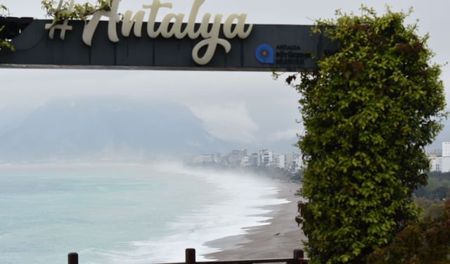 Antalya'da etkili olan sağanak sonrası dalga boyu yükseldi