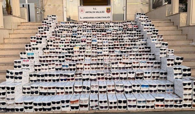 Antalya'da gümrük kaçağı 20 bin gözlük ele geçirildi