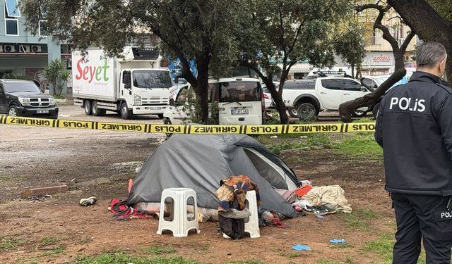 Antalya'da parkta çadırda yaşayan kişi ölü bulundu