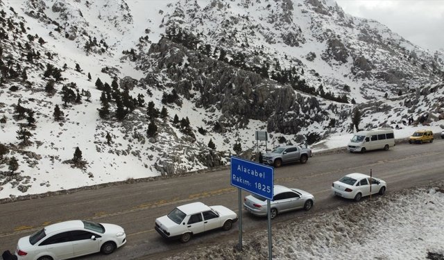 Antalya'nın Alacabel mevkisinde etkili olan kar yağışı ulaşımı aksattı