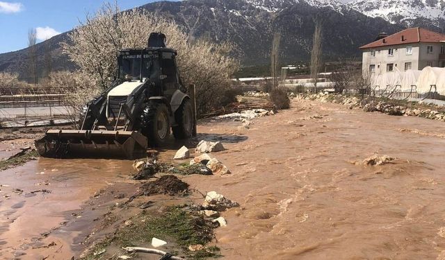 Antalya'nın Elmalı ilçesinde sağanak tarım arazilerine zarar verdi