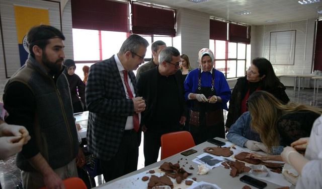 Ardahan Üniversitesi'nde özel gereksinimli bireylere seramik şekillendirme eğitimi verildi
