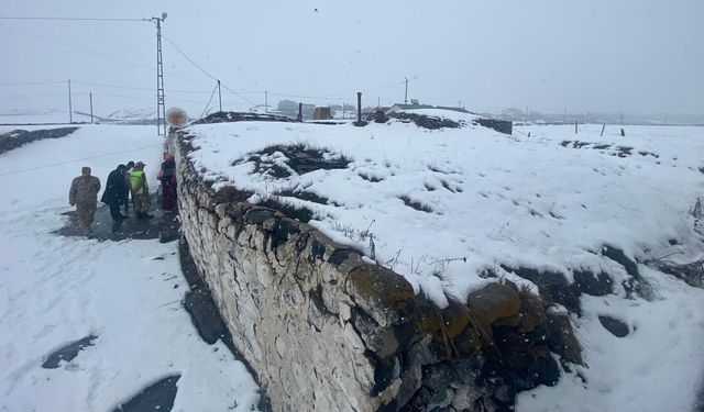 Ardahan'da kar ve yağmurun ağırlığına dayanamayan evde göçük oluştu