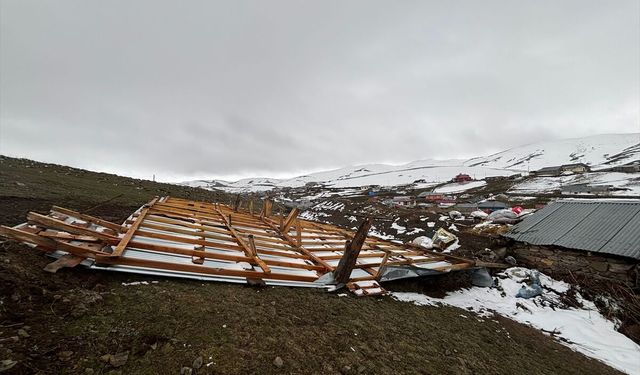 Ardahan'da şiddetli rüzgar 3 binanın çatısını uçurdu
