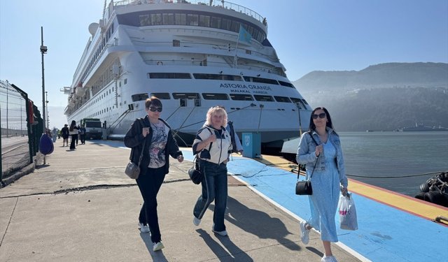 'Astoria Grande' kruvaziyeri 907 yolcusuyla Amasra'ya geldi