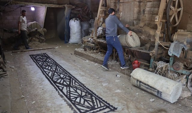 Ata mirası keçecilik baba ile oğlunun emeğiyle geleceğe taşınıyor