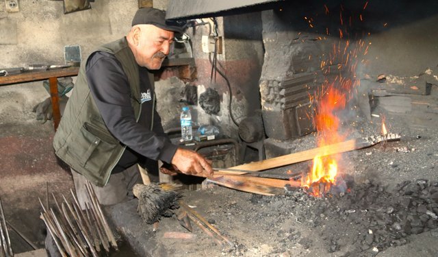 Ateşin başında 61 yıldır demire şekil veriyor