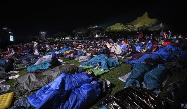 Avustralyalı ve Yeni Zelandalılar 'Şafak Ayini' için Anzak Koyu'na geldi