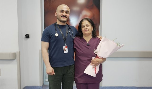 Aynı hastanede çalıştığı annesine Ebeler Haftası'nda çiçekle sürpriz yaptı