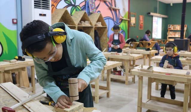 Babasına özenip marangoz oldu, 18 yaşında kreşi andıran 'çocuk atölyesi' kurdu