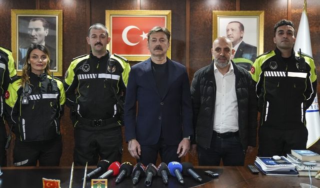 Bahçelievler'de 3 aylık bebeği hastaneye yetiştiren motosikletli zabıta ekibi ödüllendirildi