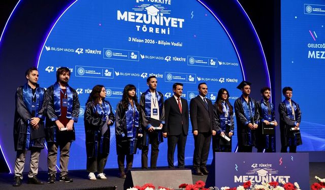 Bakan Kacır, Kocaeli'de '42 Türkiye Mezuniyet Töreni'nde konuştu: