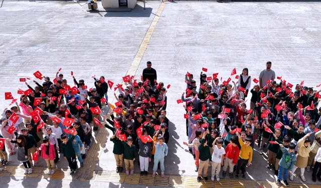 Bakan Kurum, deprem bölgesindeki okuldan 23 Nisan kutlamasına ilişkin görüntü paylaştı: