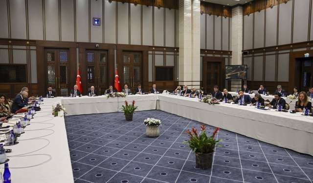 Bakan Şimşek, 'Türkiye Yüzyılı: Yatırım İçin Güçlü Merkez' konulu basın toplantısında sunum yaptı: