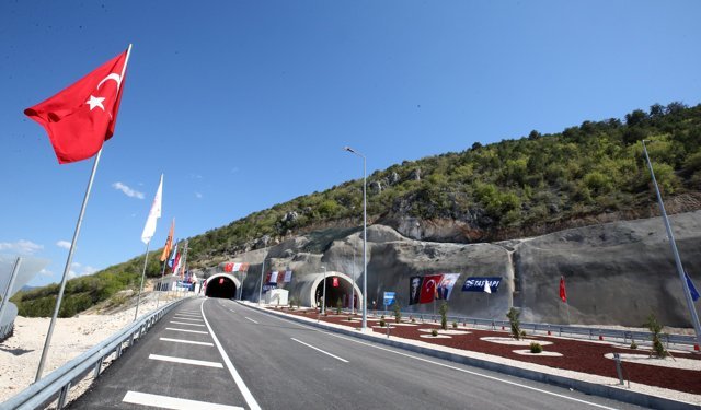 Bakan Uraloğlu, Çorum-Laçin kara yolu ile Kırkdilim tünellerinin açılış töreninde konuştu: