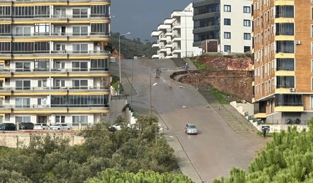 Balıkesir'de sağanak toprak kaymasına neden oldu