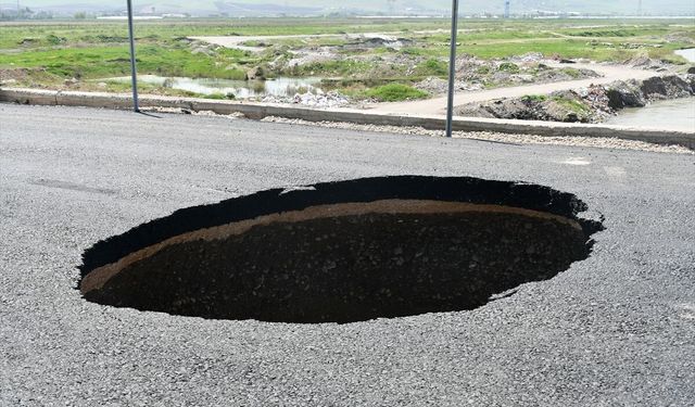 Batman'da çökme meydana gelen kara yolu ulaşıma kapatıldı
