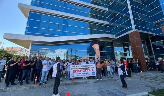 Bayraklı Belediyesinde görevli memurlar TİS anlaşmazlıkları için eylemde