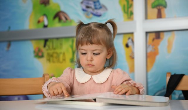 Bebekken kütüphaneye üye oldu, şimdi kitaplarla büyüyor