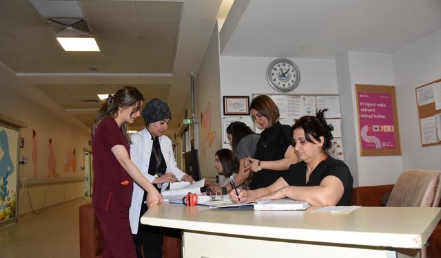 Bebeklere olan ilgisiyle başladığı ebelikte, kadınları normal doğuma teşvik ediyor