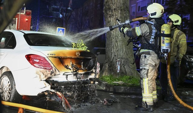 Beşiktaş'ta araç kiralama şirketinde otomobilde çıkan ve 14 araca sıçrayan yangın söndürüldü