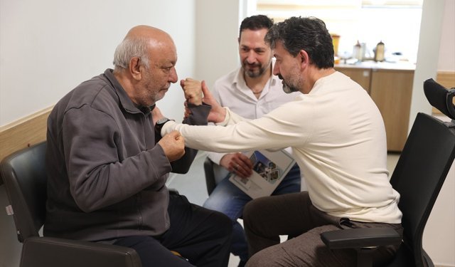 Beyin cerrahı kardeşler 15 yıldır aynı hastanede omuz omuza görev yapıyor