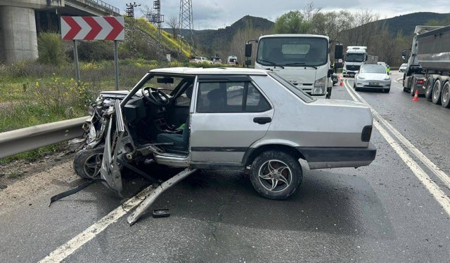 Bilecik'te üç aracın karıştığı trafik kazasında 4 kişi yaralandı