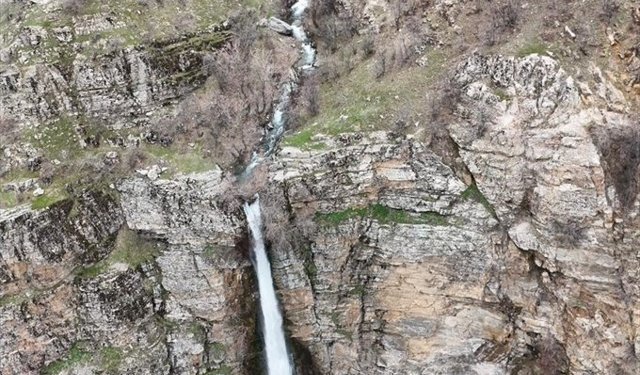 Bitlis'te Gümüşkanat Şelalesi'nin debisi eriyen karla yükseldi