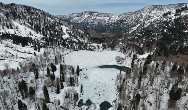 Borçka Karagöl Tabiat Parkı ziyaretçilerini ağırlamaya başladı