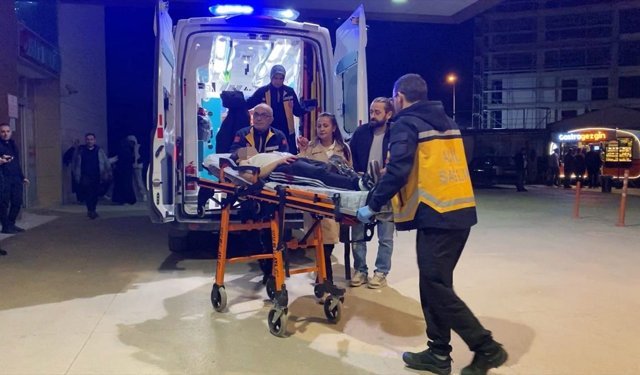 Bursa'da bıçaklı kavgada 2 kişi yaralandı