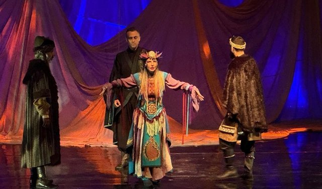 Bursa'da 'Çınarın Gölgesinde' tiyatro oyunu sahnelendi