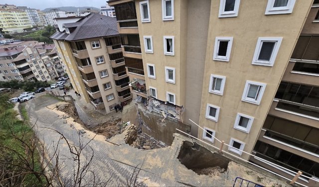 Bursa'da çöken istinat duvarı, apartmanda ve 2 araçta hasar oluşturdu