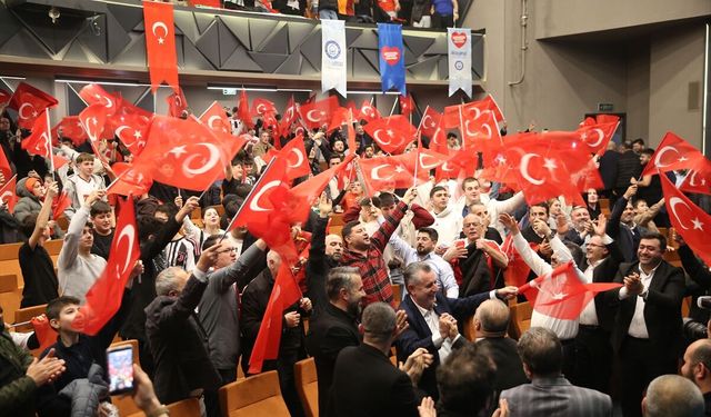 Bursa'da Kosova-Türkiye maçı kurulan dev ekranlardan izlendi