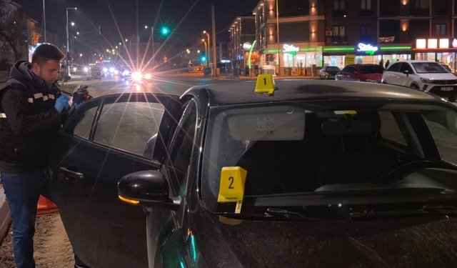 Bursa'da seyir halindeki araca yorgun mermi isabet etti