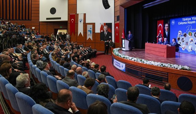 Çalışma ve Sosyal Güvenlik Bakanı Işıkhan, Denizli'de iş insanlarıyla bir araya geldi: