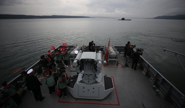 Çanakkale Boğazı'nda 73 yıl önce batan Dumlupınar denizaltısında şehit olan denizciler anıldı