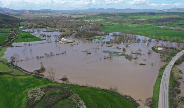 Çanakkale'de sağanak nedeniyle 2 köy yolu ulaşıma kapatıldı