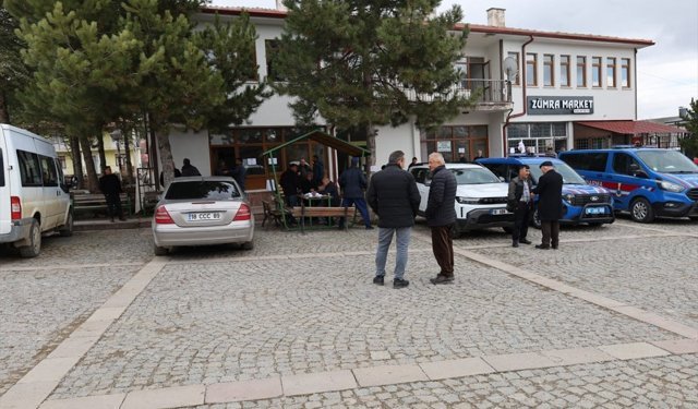 Çankırı'da Elmalık köyü sakinleri belde olma kararı için düzenlenen referandumda oy vermeye başladı