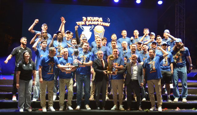 Çayırova Belediyespor basketbolda Süper Lig'e yükselişini kutladı