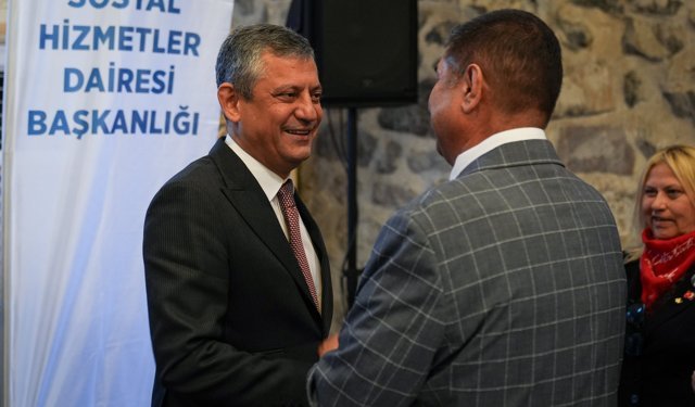 CHP Genel Başkanı Özel, İzmir'de Roman vatandaşlarla buluştu: