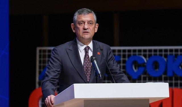 CHP Genel Başkanı Özel, İzmir'de temel atma ve toplu açılış törenine katıldı: