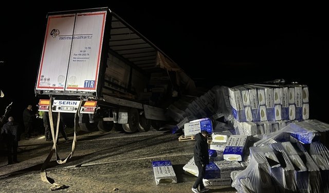 Çorum'da tırın devrilmesi sonucu Kırıkkale-Tokat kara yolu ulaşıma kapandı