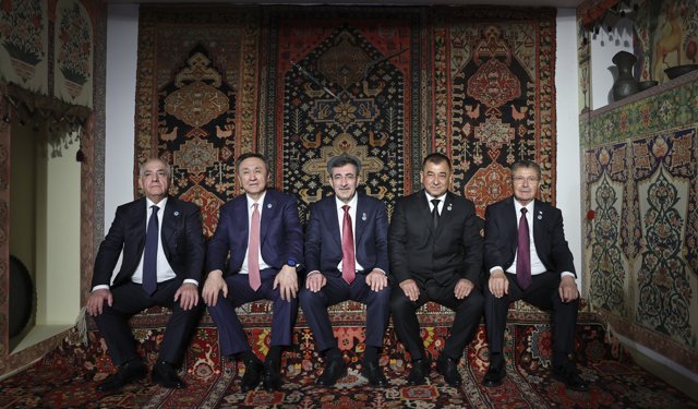 Cumhurbaşkanı Yardımcısı Yılmaz, Azerbaycan Milli Halı Müzesi'ni ziyaret etti